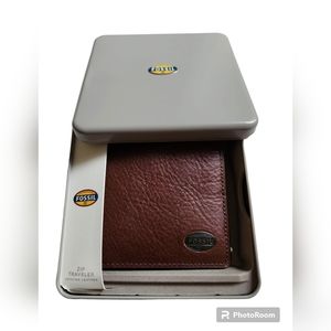 NWT: Fossil leather bifold wallet